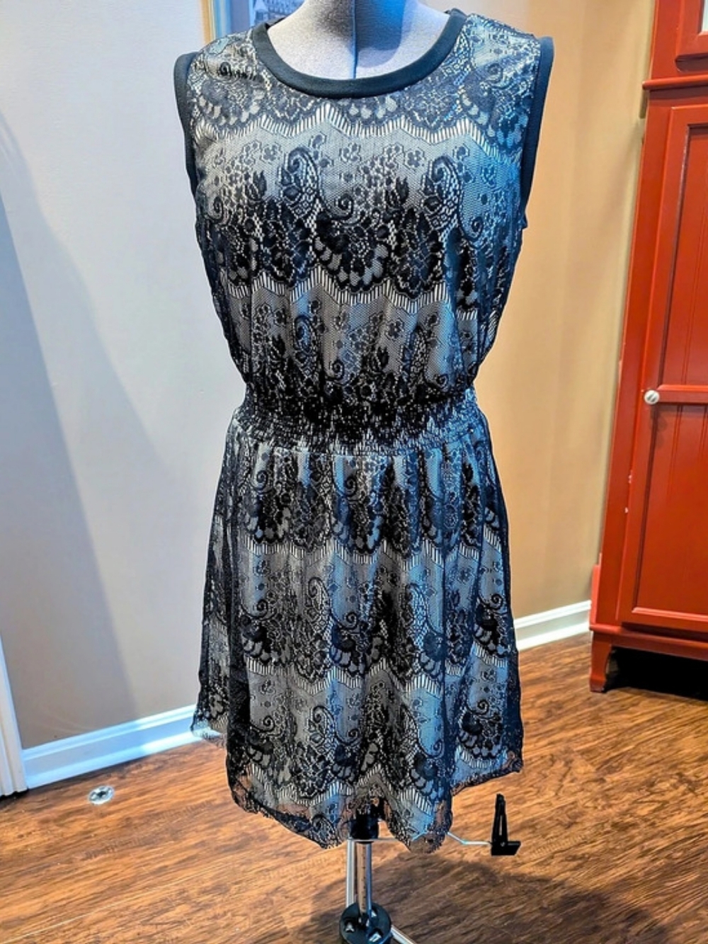 Gibson Latimer Lace Floral Mini Dress Size Medium Like New